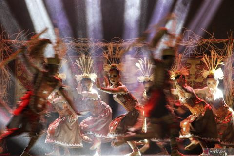 Tarian pedalaman Suku Dayak Kalteng dilombakan dalam Festival Palangka Raya 2025