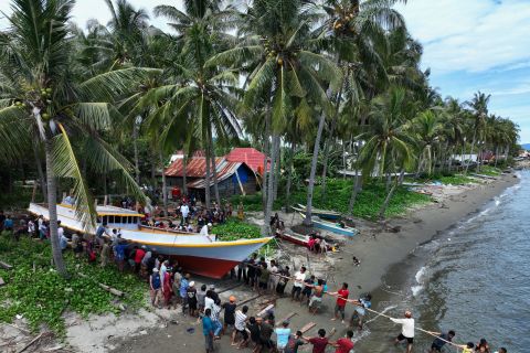 Cerminan semangat gotong royong dalam tradisi menurunkan kapal di Kolaka