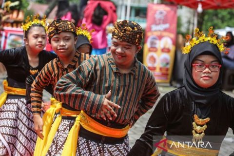 Pementasan tari selama 12 jam di Semarang