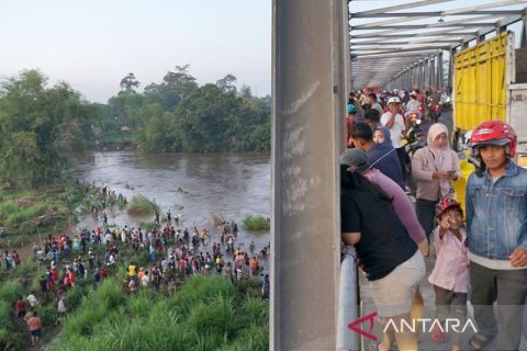 Tradisi pladu berburu ikan mabuk dampak meningkatnya debit air sungai