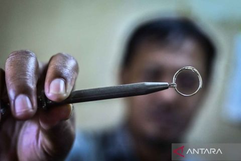 Melebur emas menjadi perhiasan cincin di Jakarta