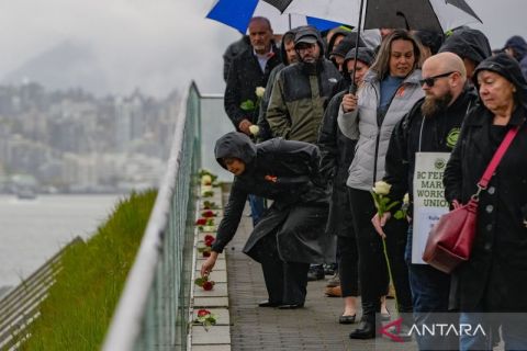 Setangkai mawar sebagai simbol penghormatan untuk pekerja saat peringatan Hari Berkabung Nasional di Vancouver Kanada