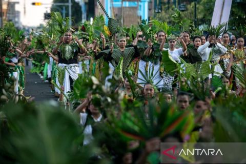 Begini penampilan penari berhias daun dalam Festival Solo Menari 2025