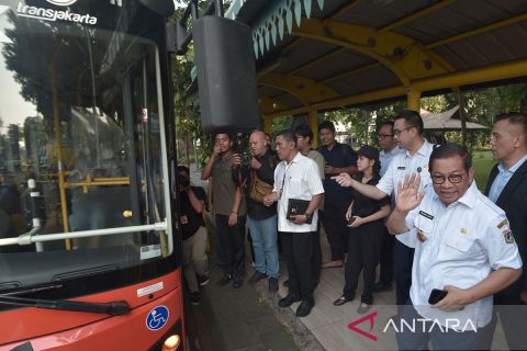 ASN DKI Jakarta wajib naik transportasi umum setiap Rabu, Pramono Anung naik TransJakarta