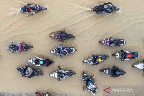 Banjir di Jambi timbulkan kemacetan dan ratusan rumah terendam