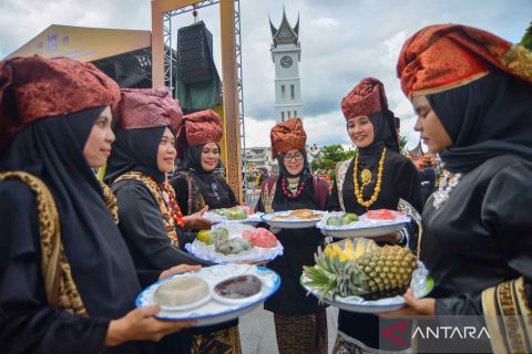 Tradisi Maantoan Asam meriahkan pawai budaya Apeksi di Bukittinggi