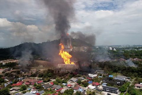 63 orang dirawat akibat kebakaran pipa gas Petronas Malaysia