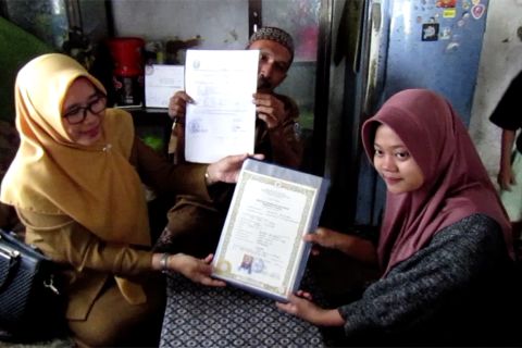 Dinas Pendidikan Jatim antar ijazah dari rumah ke rumah