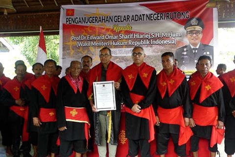 Raja Rutong kota Ambon beri gelar adat untuk Wamenkum