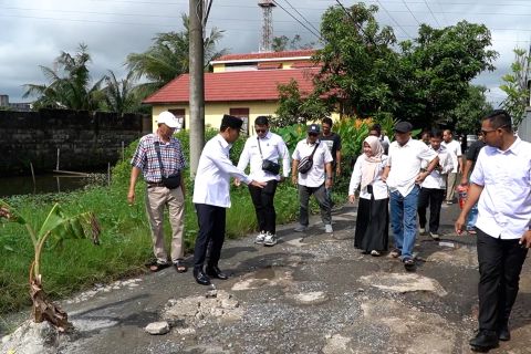 Tanggapi keluhan warga, Wali Kota Banjarmasin tinjau jalan rusak