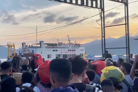 Arus balik Semana Santa 2025 di Pelabuhan Ferry Waibalun Larantuka