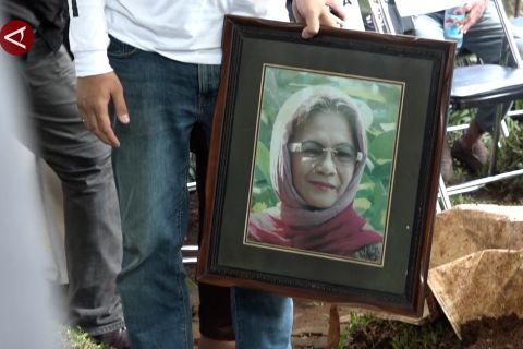 Bunda Iffet, Ibu Bimbim Slank tutup usia