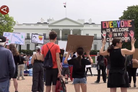 Tiga bulan berlalu, protes menentang kebijakan Trump terus meluas