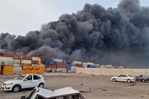 Ledakan besar di pelabuhan Shahid Rajaee Iran tewaskan 25 orang