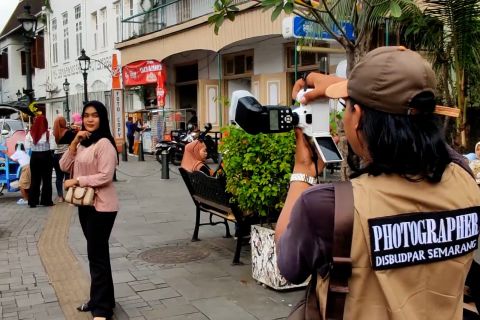 Libur lebaran jadi ladang rezeki bagi juru foto Kota Lama Semarang