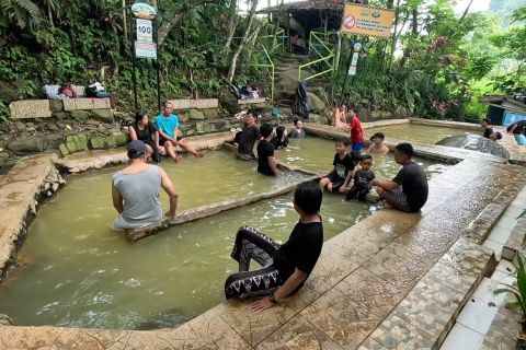 Menikmati terapi alami permandian air panas di kaki Gunung Salak