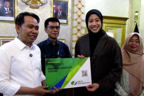 Pulang kampung, pevoli Indonesia Megawati temui Bupati Jember