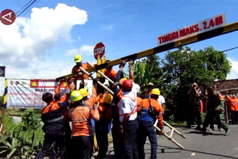 Cegah kecelakaan, Daop 9 pasang portal atas di JPL 162 Jember