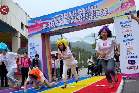 Uniknya balap lari pakai heels di Chongqing