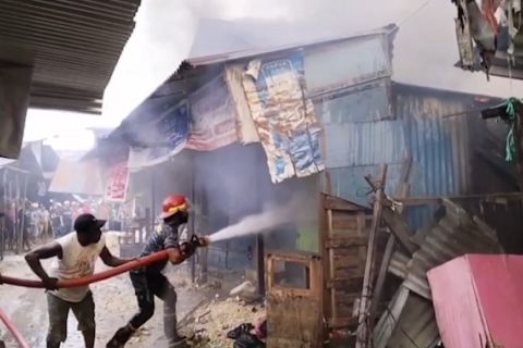 Kebakaran di Pasar Youtefa hanguskan 7 kios
