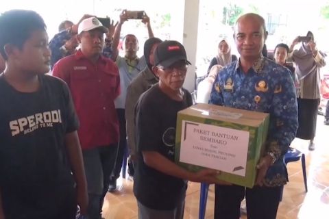 Dinsos Jateng serahkan bantuan sembako untuk korban keracunan massal