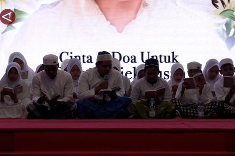 Tahlilan mengenang 7 hari wafatnya Titiek Puspa