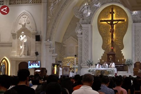 Umat Katolik Denpasar doakan Paus Fransiskus saat Ekaristi