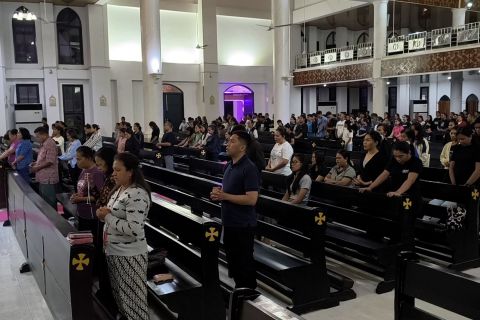 Umat Katolik di Kupang gelar Doa Rosario untuk Paus Fransiskus