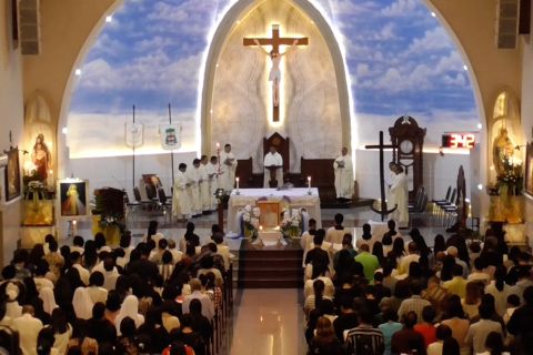 Umat Katolik di Medan ikuti Misa Requiem untuk doakan Paus Fransiskus