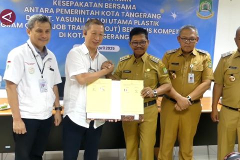 Wali Kota Tangerang luncurkan program OJT di dua perusahaan swasta