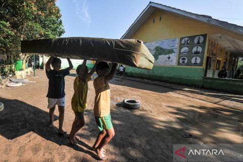 Siswa dan guru membersihkan sekolah pascabanjir di Jambi