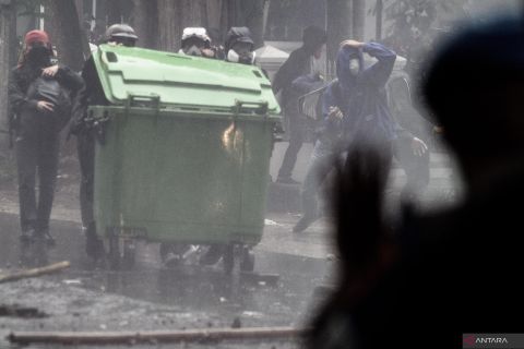 Aparat keamanan bubarkan aksi massa ricuh di Bandung