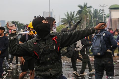 Situasi memanas, polisi bubarkan aksi Hari Buruh di DPR