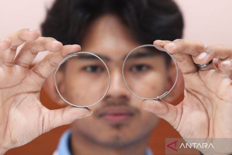 Melihat gelang identitas untuk jemaah calon haji