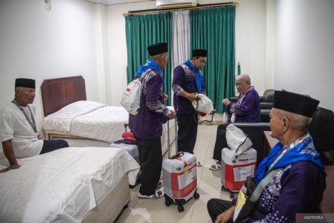 Jamaah calon haji asal OKU Timur tiba di Asrama Haji Palembang