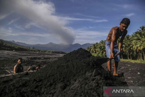 Peringatan terhadap warga yang beraktivitas di jalur lahar dingin Gunung Dukono