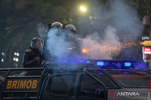 Polisi terpaksa bubarkan massa aksi Hari Buruh di Semarang