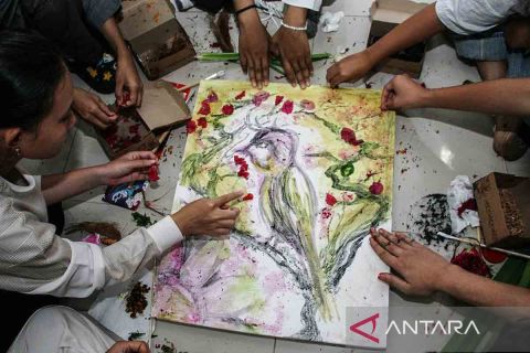 Pelatihan menciptakan karya seni lukis dari pewarna alam