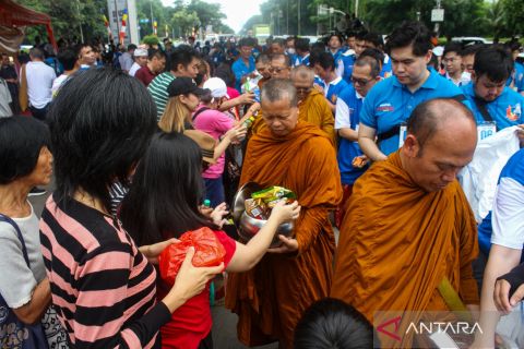 Ritual pindapata untuk menyambut Waisak