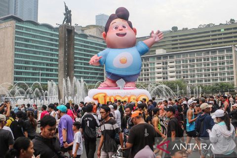 Balon raksasa karakter Don tampil rayakan pencapaian delapan juta penonton