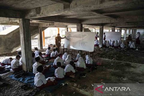 Ruang kelas masih dikunci kontraktor, siswa terpaksa belajar di kolong bangunan SD Negeri Bendono 1