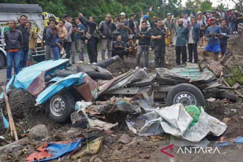 Kecelakaan maut truk tronton hantam angkutan umum,11 penumpang meninggal dunia