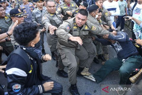 Relokasi pedagang Pasar Subuh Samarinda diwarnai ketegangan mahasiswa dengan Satpol PP