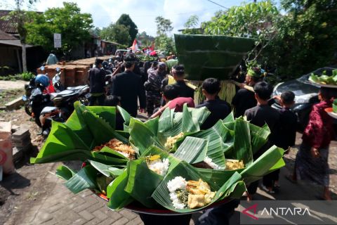 Tradisi Ithuk-ithukan simbol syukur suku Osing
