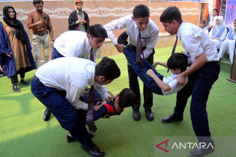 Siswa lakukan simulasi penyelamatan seiring meningkatnya ketegangan antara Pakistan dan India