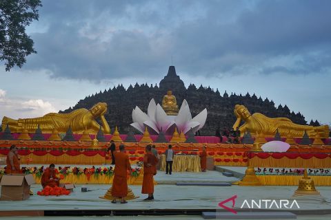 Persiapan altar utama puncak perayaan Tri Suci Waisak di Candi Borobudur