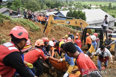 Empat orang tertimbun longsoran tebing di Samarinda