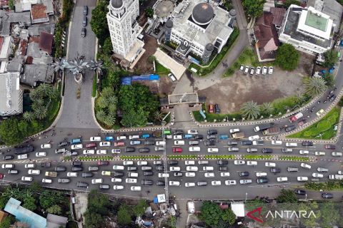 Polisi berlakukan one way untuk mengurai kepadatan kendaraan menuju Puncak Bogor pada libur panjang waisak