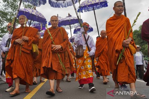 Ribuan umat Buddha iringi para Biksu kirab Waisak dari Candi Mendut ke Borobudur