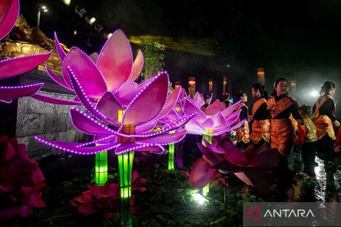 Lampion warna-warni hiasi sudut kota Solo dalam memeriahkan Waisak